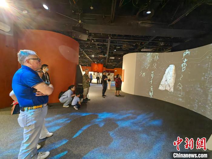賽博娛樂城：溯源華夏歷史 躰騐中原禮樂——香港夏商周三代文明展公衆開放首日側記
